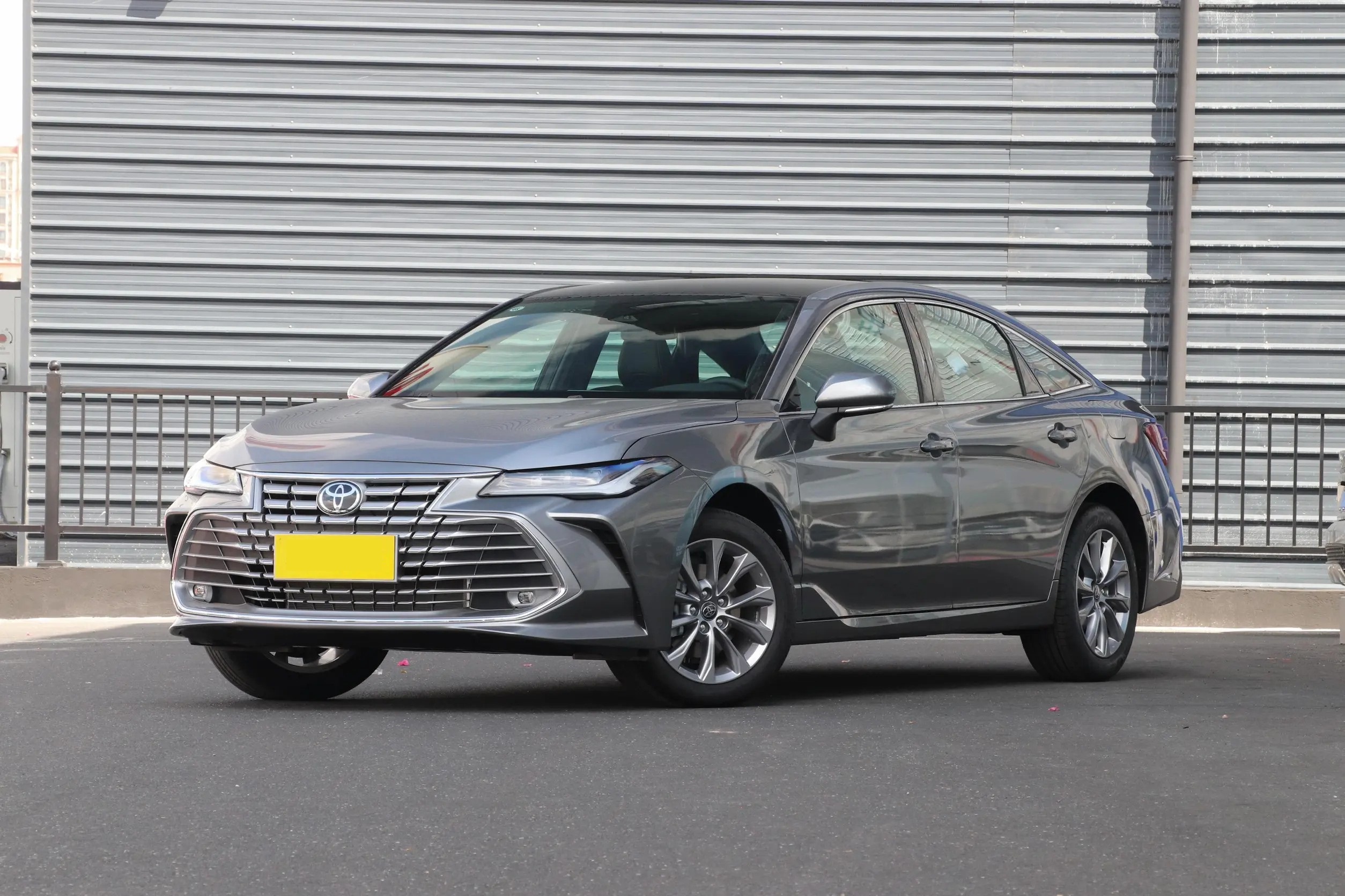 Wholesale Toyota Avalon 2.0L Gasoline and Hybrid CVT Cheap Cars for Sale 4-door 5-seater Sedan New and Used Car